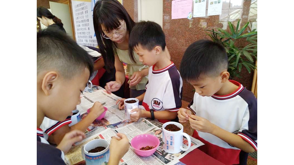 同仁發揮公園化電廠的特質，讓環境教育 落實扎根在我們的下一代。